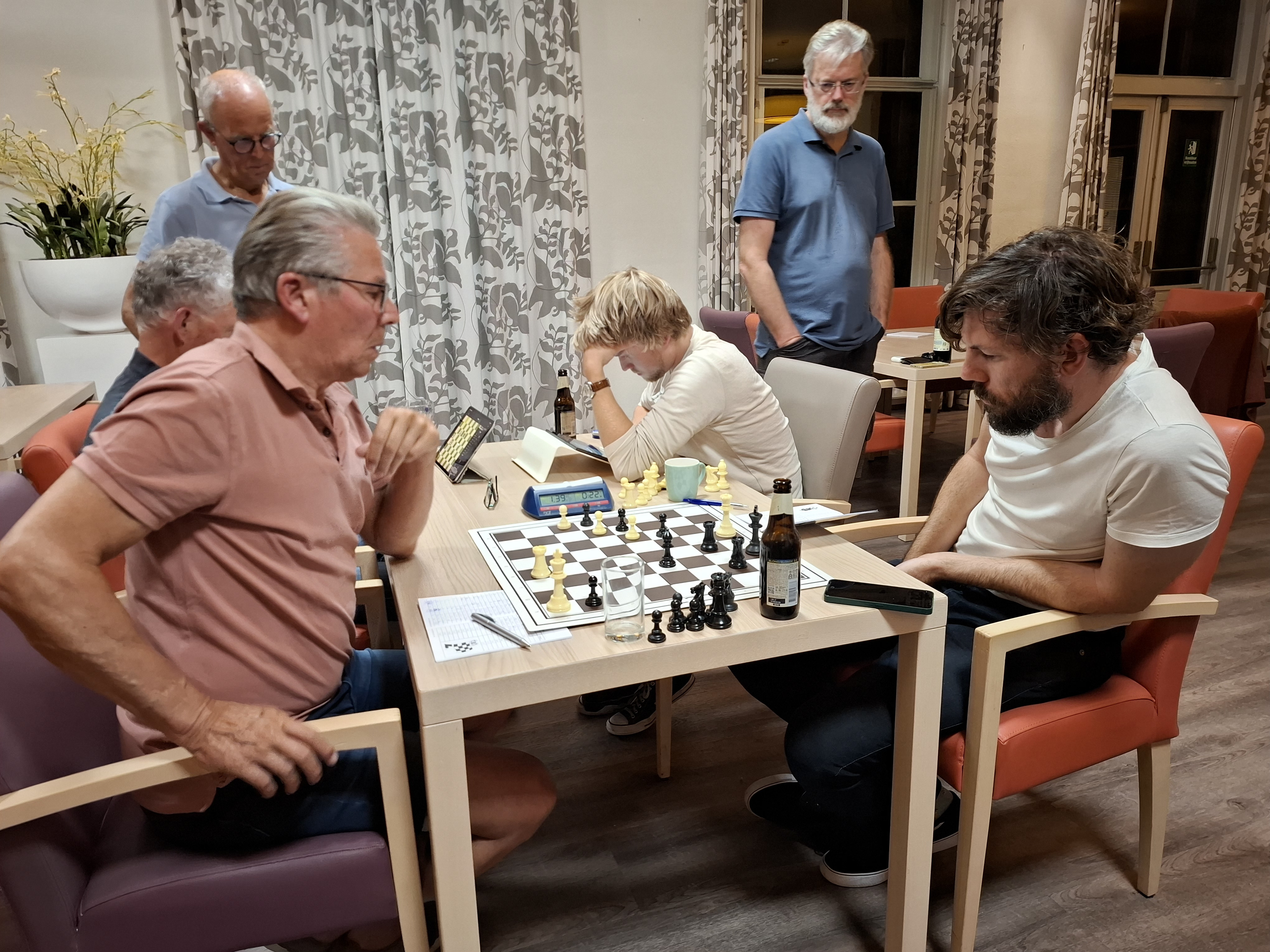 Nieuwkomer Duivenvoorde (achtergrond rechts) had het moeilijk tegen Broere (links) en De Vrieze maar ging met een remise tegen Nijman (voorgrond rechts) naar huis.