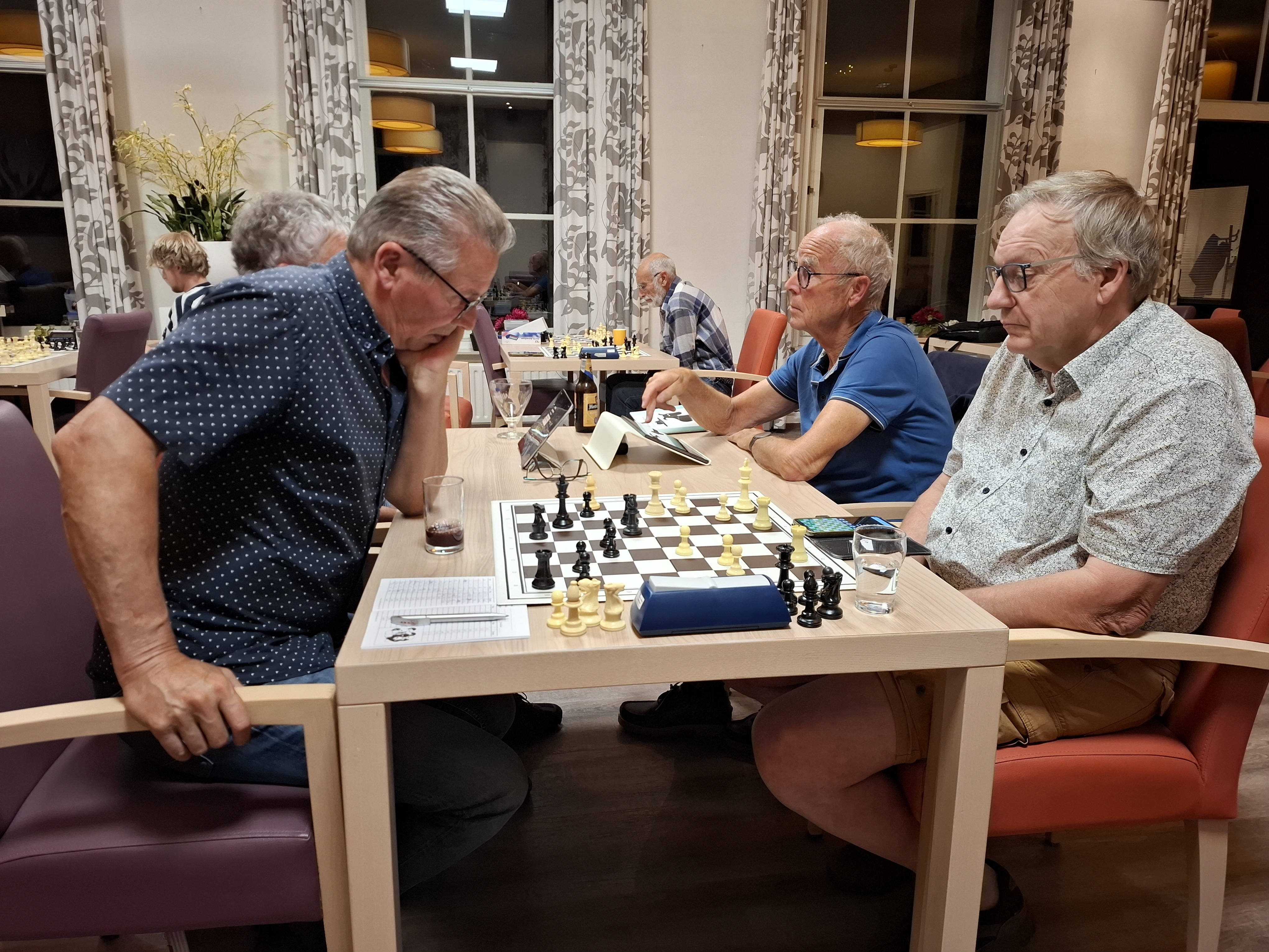 Jac Weeland (links) gaf zijn dame weg en bezorgde Peter de Vrieze (rechts) twee uit twee én de koppositie.