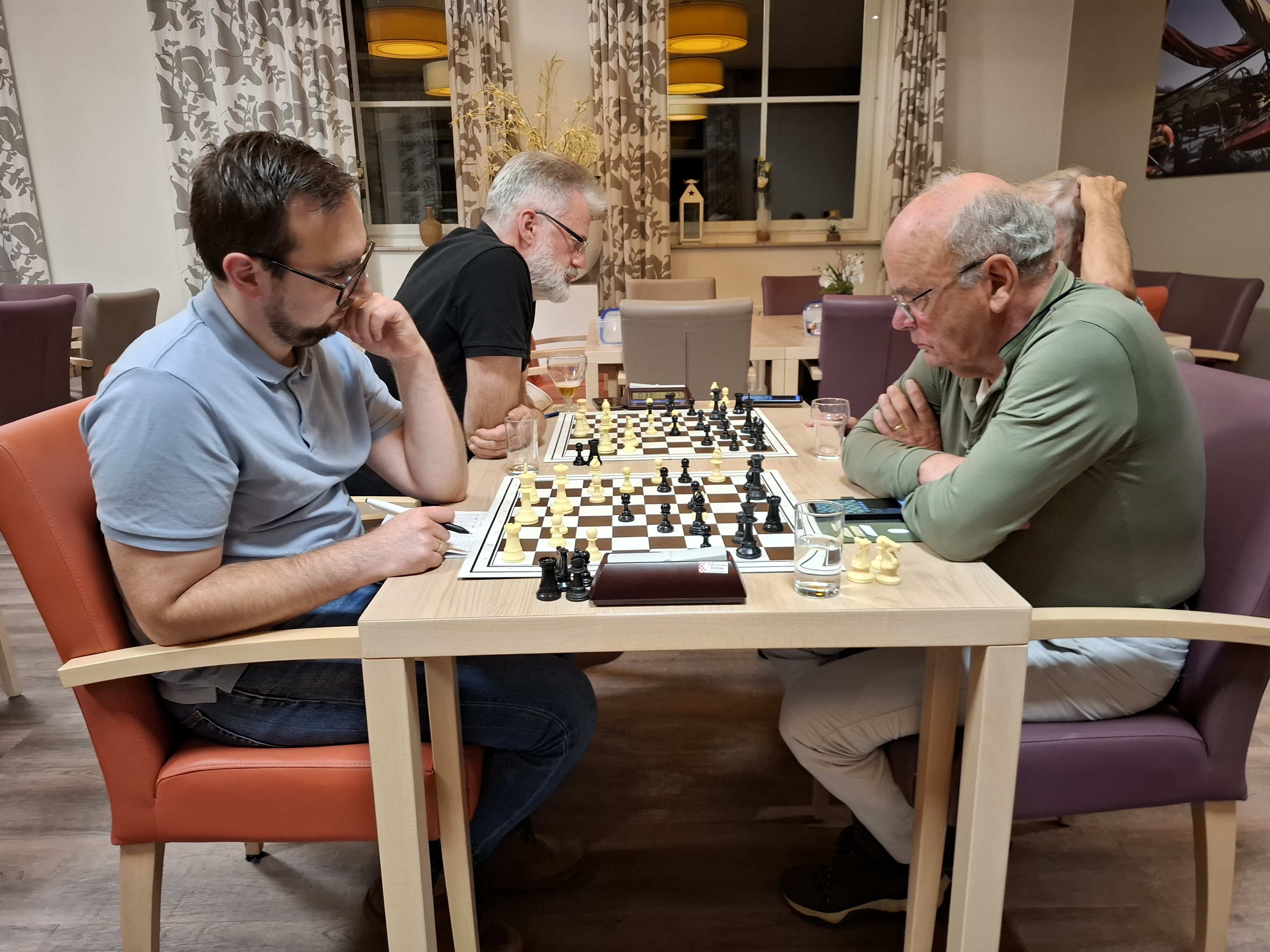 Pieter-Jan van Strien (links) en Frans Nijman (rechts) bereikten remise na eeuwig schaak met herhaling van zetten.