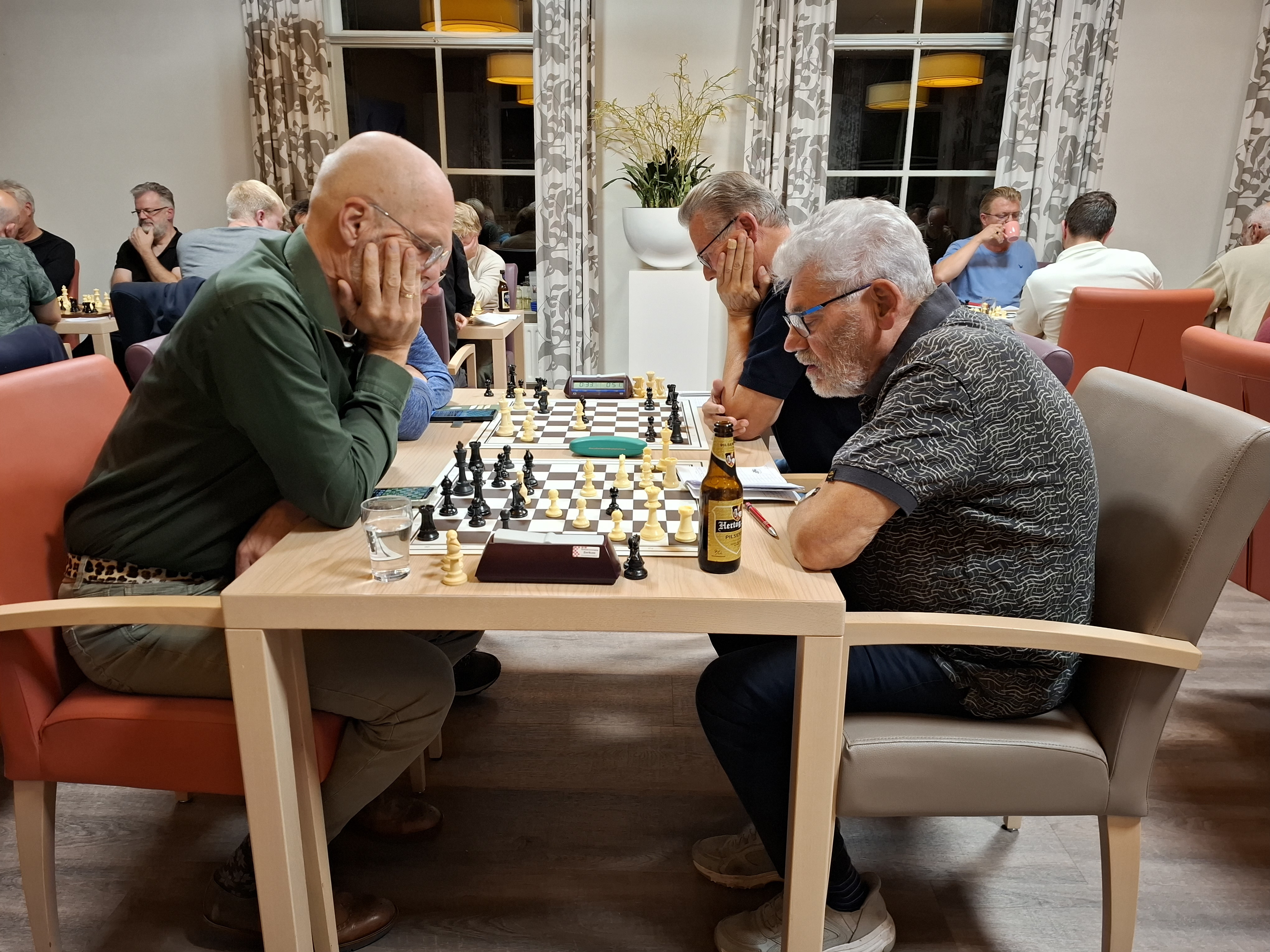 Marco Vieveen (links) had een sterk initiatief over de damevleugel en wist uiteindelijk te winnen van Piet van der Schee (rechts).