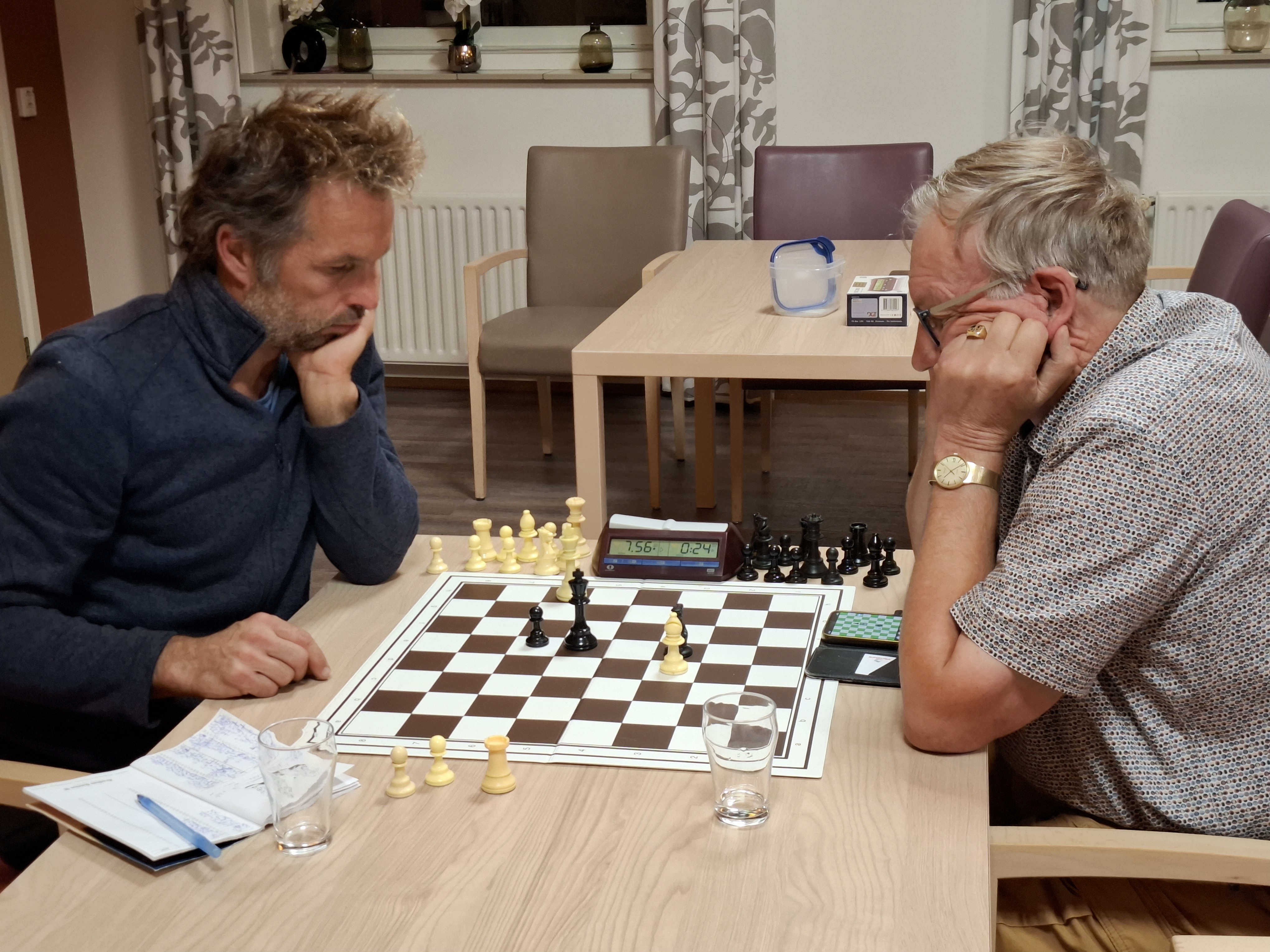 Marnix den Boer (links) probeerde van alles tegen Peter de Vrieze (rechts), maar kreeg zijn vrijpion maar niet aan de overkant.