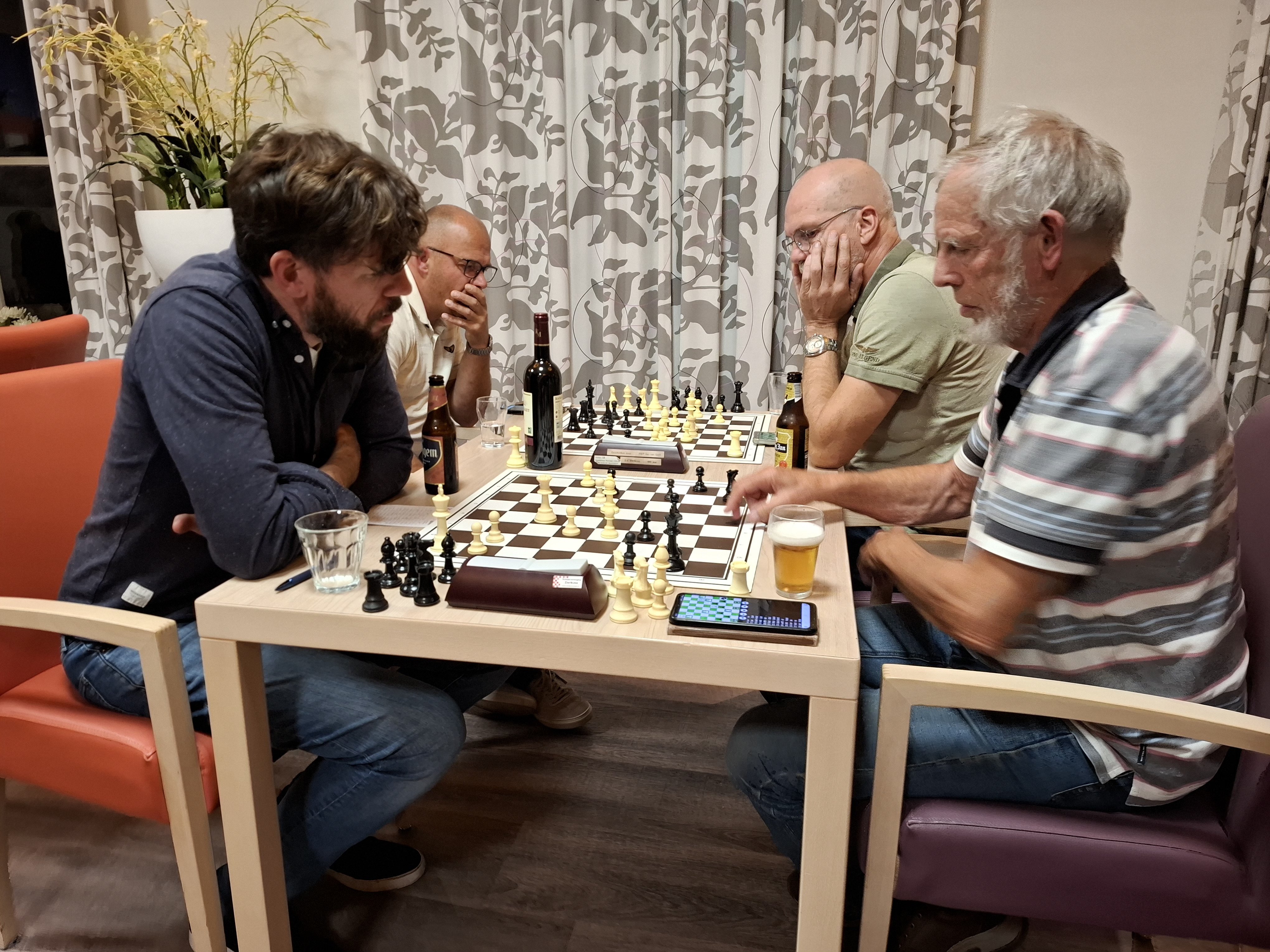 Fokko Baakman (rechts) speelde zijn graag gespeelde Budapest Gambiet. Ernst van de Beek (links) wist er wel raad mee.