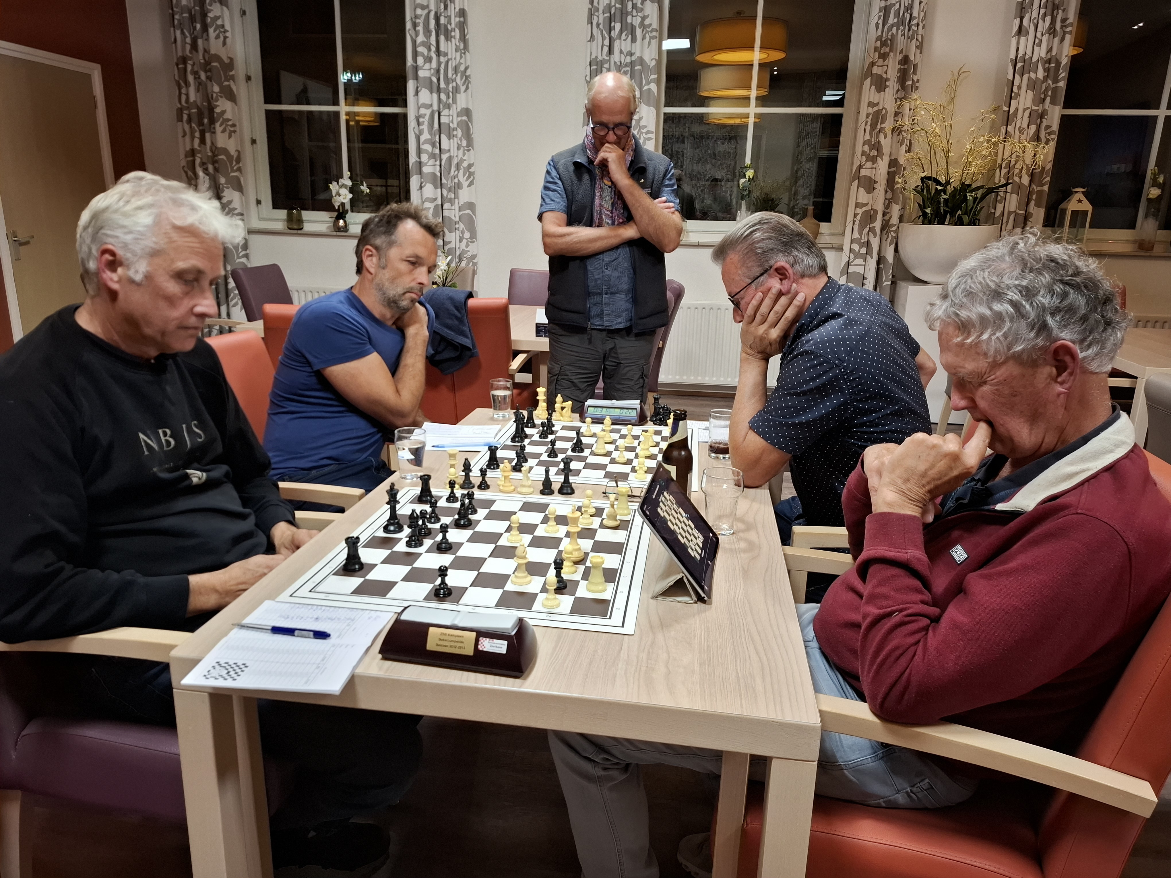 Jeroen van Straten (linksvoor) was Martin Krijger (rechtsvoor) de baas en pakte de tweede plaats. Marnix den Boer (linksachter) en Jac Weeland (rechtsachter) hielden het op remise. 